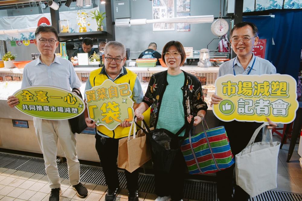 賴瑩瑩署長(右二)、臺北環保局盧世昌副局長(右一)、南門市場王銓國會長(左二)與臺北市市場處陳庭輝處長(左一)合照 賴瑩瑩署長(右二)、臺北環保局盧世昌副局長(右一)、南門市場王銓國會長(左二)與臺北市市場處陳庭輝處長(左一)合照