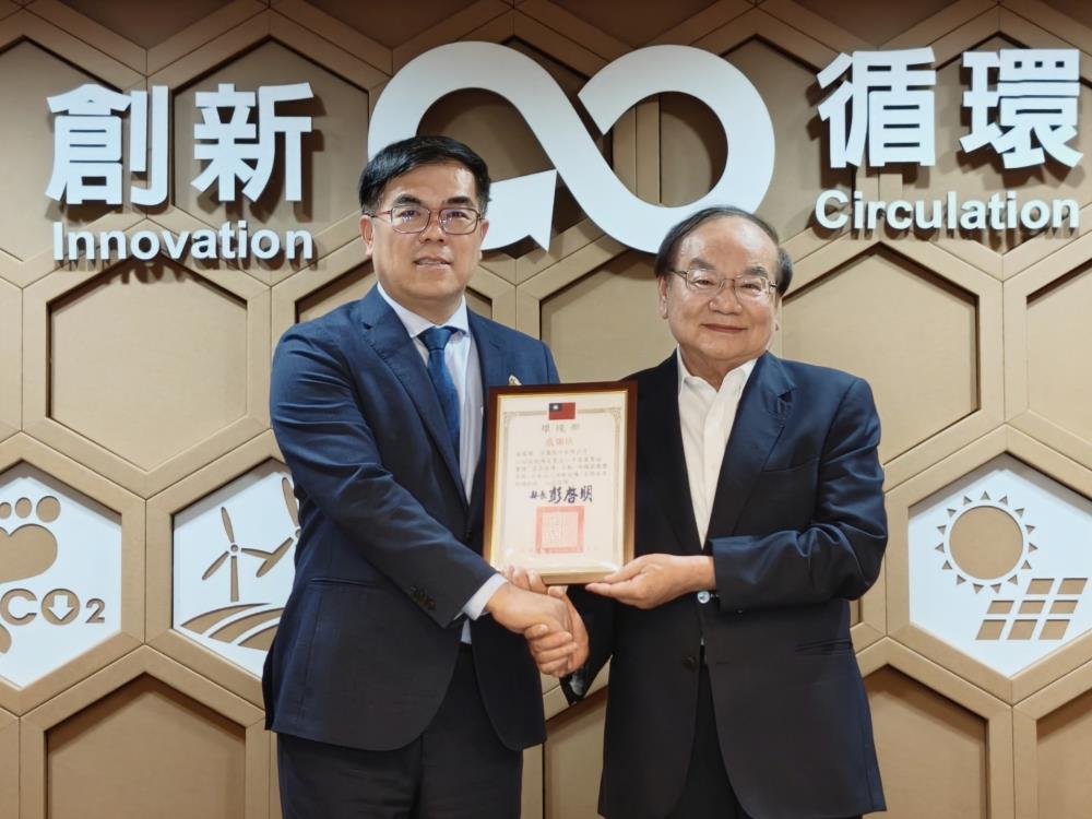 環境部長彭啓明（左）今（5）日頒贈感謝狀，肯定企業以具體行動支持減塑政策。右正隆公司張清標總經理