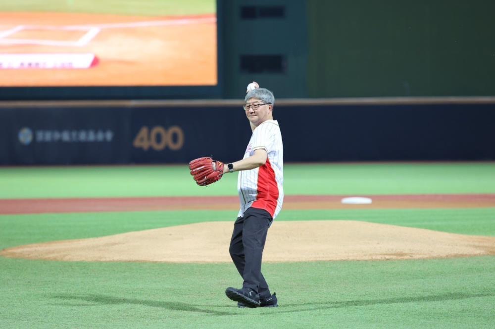 2環境部沈志修次長為職棒環保日開球