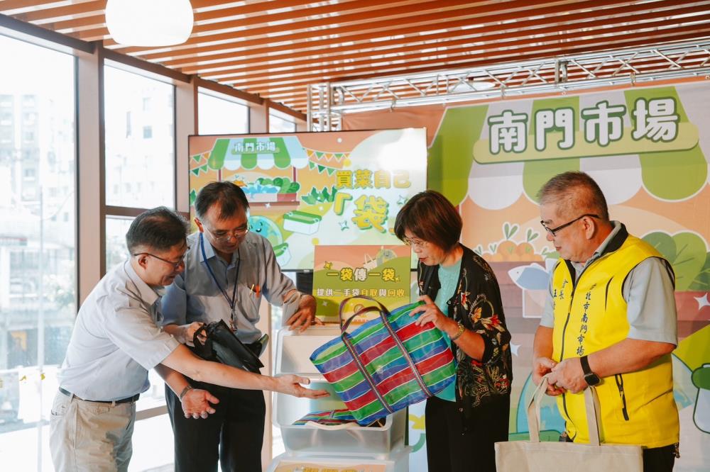 資源循環署賴瑩瑩署長示範使用二手袋循環箱 資源循環署賴瑩瑩署長示範使用二手袋循環箱