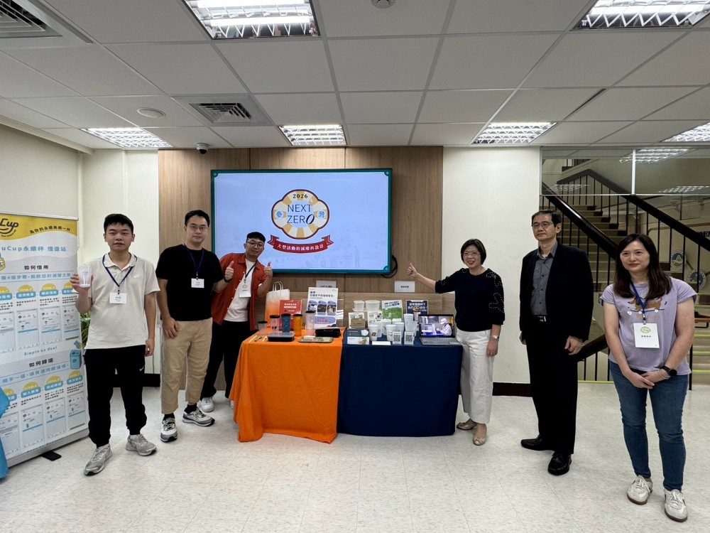資源循環署賴瑩瑩署長及劉怡焜副署長與循環餐具廠商合照(從左一及左二為杯特股份有限公司、左三為循拾股份有限公司、右一為環海凈塑實業股份有限公司)