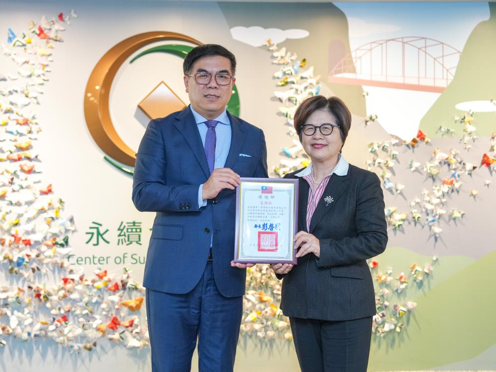 1環境部彭啓明部長感謝第一銀行短時間募集1.6萬的二手袋,提供假日建國花市減塑行動使用,向第一銀行董事長邱月琴頒發感謝狀