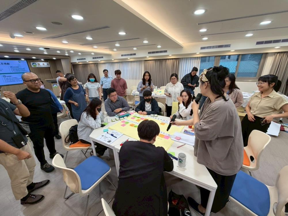 各縣市環保局人員分組聚焦「市集型場域購物用塑膠袋減量」與「活動導入循環容器」等主題展開深入討論，並無私分享第一線的實務經驗。
