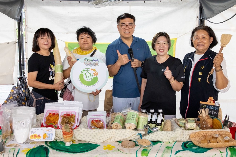 彭啓明部長與賴瑩瑩署長偕同臺南天埔社區團隊合影，共同推廣在地循環經濟。