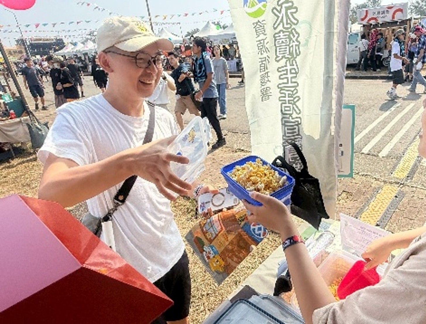 2025浪人祭-設置「永續生活宣導攤位」宣導自備容器，傳達減少一次用產品的理念