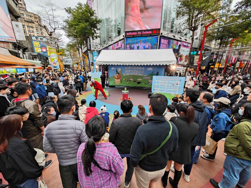 環境部循環署走進西門商圈向國內外觀光客推廣自備好杯減塑折扣享優惠 2.環境部循環署走進西門商圈向國內外觀光客推廣自備好杯減塑折扣享優惠