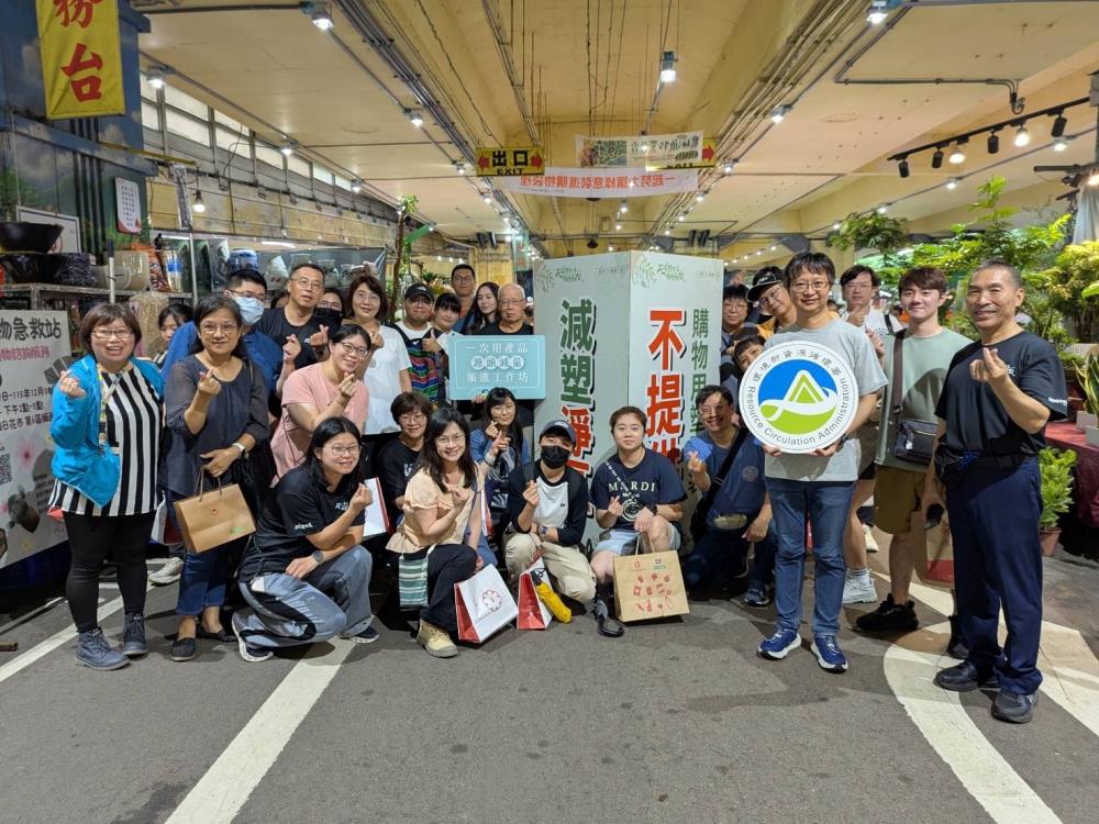 1150627工作坊前往建國假日花市實地觀摩包括袋袋箱傳的「三袋同行」減塑措施與「減塑淨區」的運作流程