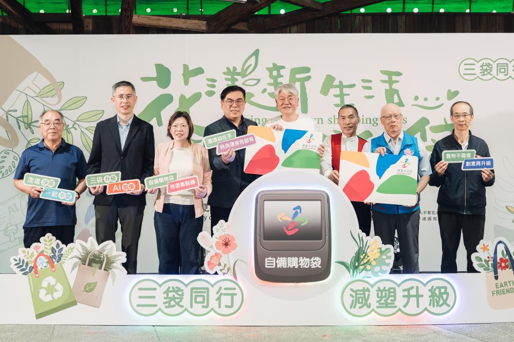 左起_北市府產發局劉永修簡任技正、北市府環保局楊維修副局長、環境部資源循環署賴瑩瑩署長、環境部彭啓明部長、悠遊卡公司陳國君總經理、中華花卉園藝文教基金會陳志忠董事長、建國假日花市自治會張學潭會長、臺北市農會吳新棋秘書