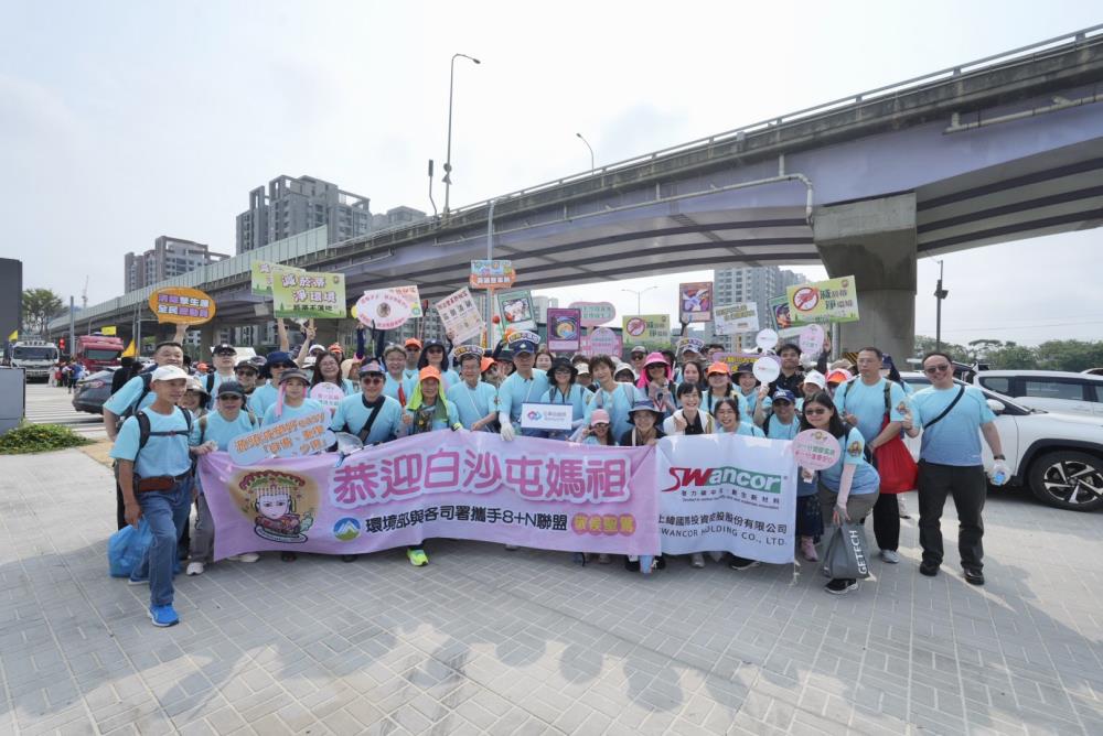 環境部長彭啓親率同仁加入「粉紅超跑」行列，以實際行動推動「綠色進香」，號召信眾與供餐團體共同落實惜食、源頭減廢與資源回收，讓信仰與環境永續同行，並現場呼籲信眾惜食、自備與分類。