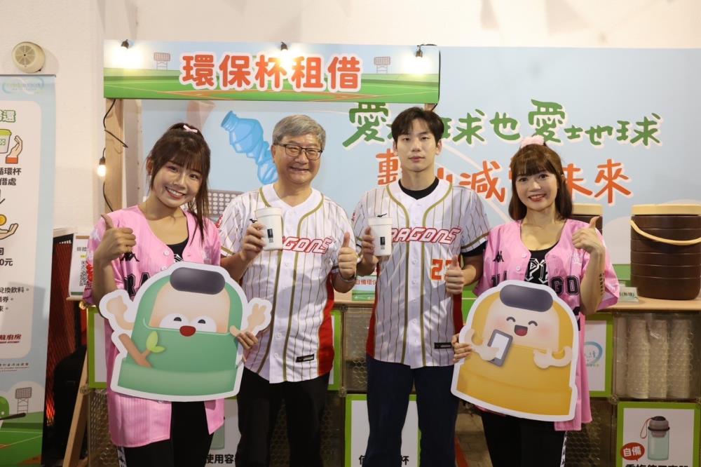 3沈志修次長跨界攜手奧運代表隊選手、「臺灣蝶王」王冠閎為球賽開球，示範自備環保杯、借用循環杯