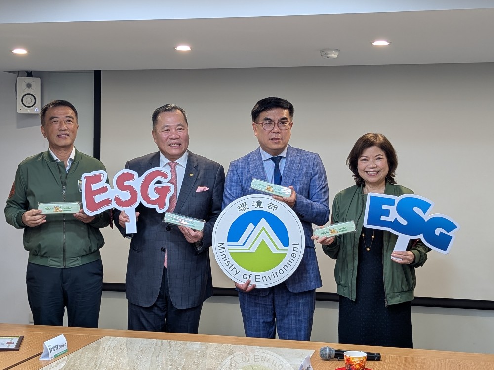 1150715 環境部長彭啓明前往台灣航空貨運承攬股份有限公司頒發「袋袋箱傳」感謝狀